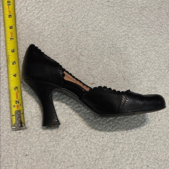 Anyi Lu Italian Black Leather Heels with Scalloped Design - Picture 4 of 7